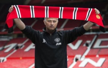 El técnico portugués posó en Old Trafford.