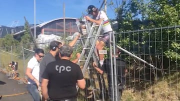Peter Sagan llega al podio... ¡Trepando escaleras!