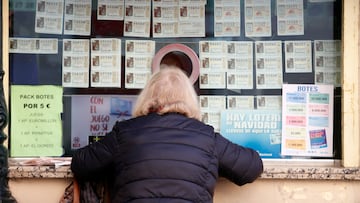 Una persona compra décimos de la Lotería de Navidad. A 19 de diciembre de 2024, en Málaga (Andalucía, España). El Sorteo Extraordinario de la Lotería de Navidad 2024, que dará comienzo a las 9:00 de la mañana del domingo 22 de diciembre en el Teatro Real de Madrid, repartirá premios que pueden alcanzar hasta 400.000 euros por décimo en el caso de 'El Gordo'.
19 DICIEMBRE 2024
Álex Zea / Europa Press
19/12/2024