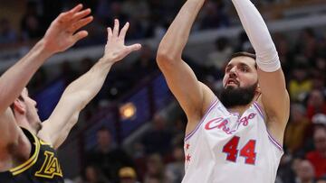 Nikola Mirotic lanza ante Alex Caruso durante el Chicago Bulls-Los Angeles Lakers.