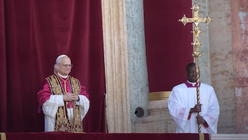 El cardenal Robert Prevost, Papa León XIV, el Papa número 267 de la historia, comparece ante sus fieles, en el balcón de la Basílica de San Pedro, a 8 de mayo de 2025, en La Ciudad del Vaticano (El Vaticano). El humo de la cuarta fumata del Cónclave para elegir al sucesor de Francisco ha salido blanco a las 18.08 horas, lo que indica que ya ha sido elegido el nuevo Papa, por mayoría de al menos 89 votos, en el segundo día del Cónclave. Será el 267 Pontífice de la Iglesia. El elegido ha sido el obispo estadounidense Robert Francis Prevost, de 69 años y natural de Chicago, tiene la nacionalidad peruana y cuenta con ascendencia española. Prevost atesora una amplia trayectoria que le ha llevado en los últimos años a estar cerca del Pontífice fallecido que le nombró en 2023 prefecto del Dicasterio para los Obispos, el órgano que se encarga de la selección y nombramiento de los obispos. Perteneciente a la Orden de San Agustín ha elegido el nombre de León para ser nombrado pontífice, convirtiéndose en el Papa León XIV.
09 MAYO 2025
Stefano Spaziani / Europa Press
09/05/2025