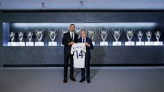 MADRID, 20/06/2023.- El delantero Joselu Mato (i) junto al presidente del club, Florentino Pérez, durante su presentación como nuevo jugador del equipo, este martes en el estadio Santiago Bernabeu. EFE/RealMadrid.com SOLO USO EDITORIAL/SOLO DISPONIBLE PARA ILUSTRAR LA NOTICIA QUE ACOMPAÑA (CRÉDITO OBLIGATORIO9
