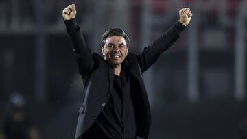 BUENOS AIRES, ARGENTINA - NOVEMBER 25:  Marcelo Gallardo coach of River Plate celebrates after his player Agustin Palavecino (not in frame) scored the first goal of his team during a match between River Plate and Racing Club as part of Torneo Liga Profesional 2021at Estadio Monumental Antonio Vespucio Liberti on November 25, 2021 in Buenos Aires, Argentina. (Photo by Marcelo Endelli/Getty Images)