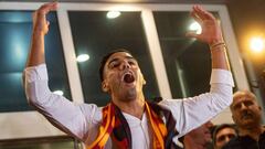 Falcao leads Galatasaray fans chants on arrival in Turkey