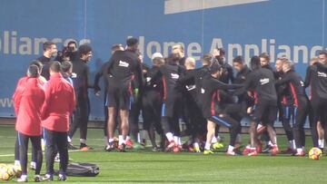 El pasillo de collejas del Barça se desmadra: Dembélé da fe