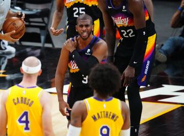 Chris Paul se duele del hombro antes de abandonar el partido.