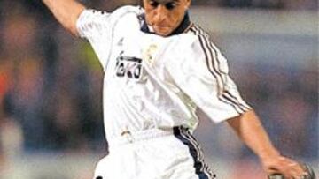 <b>OJO, VALDÉS. </b>Roberto le marcó un gol de falta a Arnau en 1999.