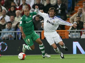 Gabriel Heinze (a la derecha) pugna con un jugador del Betis.