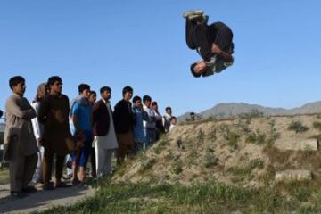 Jóvenes afganos practican sus habilidades de parkour en frente de las ruinas del Palacio Darul Aman en Kabul. Parkour, que se originó en Francia en la década de 1990 y también se conoce como libre en ejecución, consiste en conseguir alrededor de los obstáculos urbanos con una mezcla de ritmo rápido de saltar, saltar, correr y rodar.