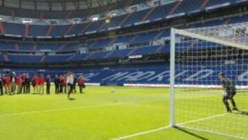 BUEN ESTILO. La alemana Claudia Bokel, medallista en espada en Atenas 2004 y la única mujer entre los nueve miembros del COI, se animó a retar a Casillas.