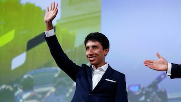 Egan Bernal saluda en la presentación del recorrido del Tour de Francia 2020.