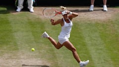 Angelique Kerber devuelve una bola a Venus Williams durante el partido de semifinales de Wimbledon.