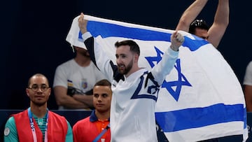 Artem Dolgopyat, gimnasta israelí, levanta la bandera.