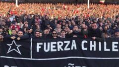 La historia detrás del chileno que subió al podio con una bandera: "Nos están matando"