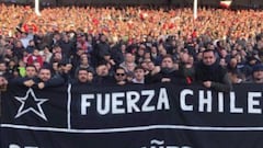 La historia detrás del chileno que subió al podio con una bandera: "Nos están matando"