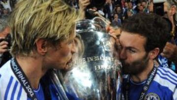 Los jugadores espa&ntilde;oles del Chelsea Fernando Torres (i) y Juan Mata besan la copa de la Liga de Campeones despu&eacute;s de derrotar al Bayern en la final en M&uacute;nich.