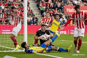 Chris Ramos e Iza Carcelén en una jugada en El Molinón en el encuentro de la jornada 13 de la Liga Hypermotion. Foto: LaLiga.