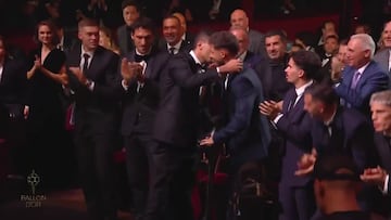 La cara de Figo al anunciar a Rodri que están aplaudiendo todos los que iban con Vinicius