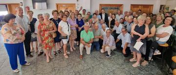 Los peñistas de Pilar de la Horadada posan para AS en la enorme sede social.