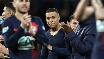 Paris Saint-Germain's French forward #07 Kylian Mbappe (C) celebrates with his teammates  at the end of the French Cup (Coupe de France) semi final football match between Paris Saint-Germain (PSG) and Stade Rennais FC at the Parc des Princes stadium in Paris on April 3, 2024. (Photo by FRANCK FIFE / AFP)