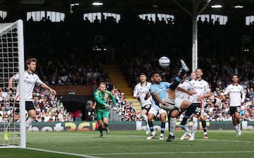 Ilkay Gndogan, jugador del Manchester City, define de chilena para marcar contra el Fulham.