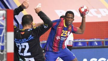 El Ademar hinca la rodilla en el Palau ante el invicto Barça