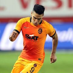 Falcao juega 30 minutos y deja la cancha por molestias físicas