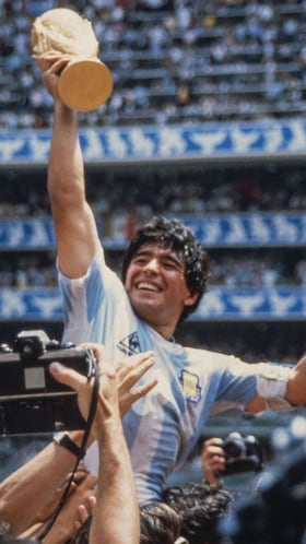 Diego Armando Maradona llegó a la cima del mundo cuando conquistó el Mundial de México 86 en el Estadio Azteca.