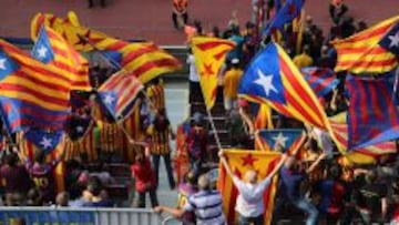 Los aficionados del Barcelona suelen acudir con &#039;esteladas&#039; (banderas independensitas) al Camp Nou. 
