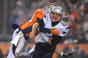 Tom Brady,quarterback de New England Patriots, tuvo una noche muy complicada por la presión de Broncos y las nuevas lesiones en ataque.