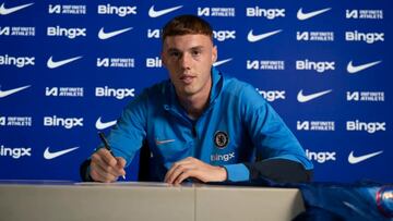 Cole Palmer firma su nuevo contrato con el Chelsea.