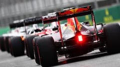 Los monoplazas en la salida del pit lane durante la calificación que se estrenó en Australia.