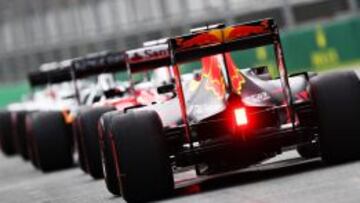 Los monoplazas en la salida del pit lane durante la calificaci車n que se estren車 en Australia.
