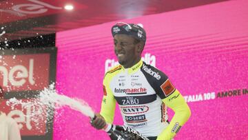 Girmay, con el ojo lastimado, en la ceremonia del podio.