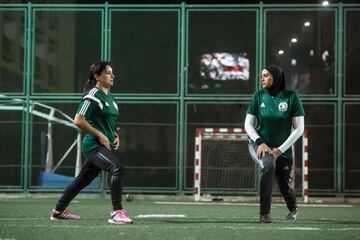 En abril, el comité de árbitros de la Asociación de Fútbol de Egipto permitió a Atalla y su colega Pousy Said oficiar un partido en las ligas de segunda y tercera división. El progreso allana el camino para permitir que las mujeres participen en la primera liga masculina. Pero a medida que las árbitras están luchando para ganar más terreno, algunas jugadoras se oponen a su presencia e incluso envían objeciones a la Federación. En la foto, Hanan Hassan y su asistente Mona Atalla.
 