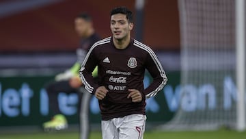 Raúl Jiménez durante el calentamiento con la Selección Mexicana
