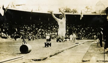 Jim Thorpe fue uno de los atletas más destacados de estas olimpiadas. Consiguió dos oros en las pruebas de decatlón y pentatlón celebradas porprimera vez en unos juegos olímpicos.