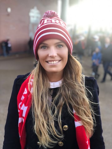 La tenista danesa no duda en visitar Anfield para darle su apoyo al equipo se sus amores, es común verla con accesorios de Liverpool.