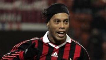Berlusconi apela a la "magia" de Ronaldinho para la remontada en Manchester
