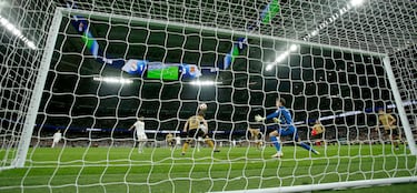 2-3. Vinicius se va de Traoré, llega a la línea de fondo y pone un pase para que llegue Jude Bellingham y remate de cabeza superando a Álex Remiro.