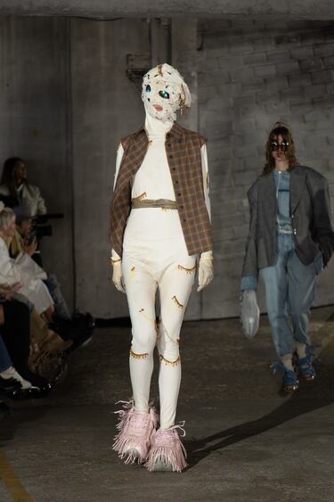 Una modelo desfila por la pasarela durante el desfile Grounds Womenswear Primavera/Verano 2026, en el marco de la Semana de la Moda de París, el 2 de octubre de 2025 en París, Francia.