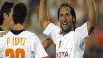 <b>ENCARRILÓ LA ELIMINATORIA.</B> El centrocampista del Valencia firmó una gran actuación ante una afición entregada en el camino hacia la UEFA.