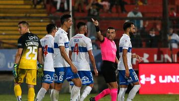Futbol, Universidad Catolica vs Ohiggins.
Fecha 11, campeonato Nacional 2023.
El arbitro de Piero Maza muestra tarjeta roja al jugador de Universidad Catolica Mauricio Isla durante el partido de primera division entre contra Ohiggins disputado en el estadio Santa Laura en Santiago, Chile.
22/04/2023
Jonnathan Oyarzun/Photosport
Football, Universidad Catolica vs Ohiggins.
11th date, 2023 National Championship.
Referee Piero Maza shows a red card to the player of Universidad Catolica Mauricio Isla during the first division match against Ohiggins at the Santa Laura in Santiago, Chile.
22/04/2023
Jonnathan Oyarzun/Photosport
