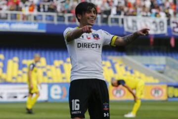 El joven jugador formado en Colo Colo jugó en la temporada 2013-2014 en la filial del equipo, y luego pasó al plantel de honor, donde se mantuvo hasta finales del 2016. Pablo Guede lo dejó en la banca, por lo que decidió migrar al norte.