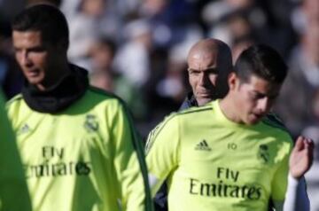 James Rodríguez se destaca en el primer día con el nuevo entrenador del Real Madrid, Zinedine Zidane.
