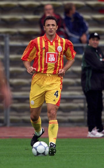 El exjugador del Barcelona vistió la camiseta del equipo turco desde 1997 hasta 2001.