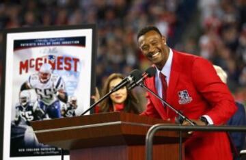 Durante el partido, el linebacker Willie McGinest fue incluido en el Hall of Fame de los Patriots. El OLB jugó en el equipo bostoniano de 1994 a 2005, siendo 2 veces Pro Bowl, tres veces campeón e incluido en los mejores equipos de los Patriots de las décadas de los 90 y los 2000.