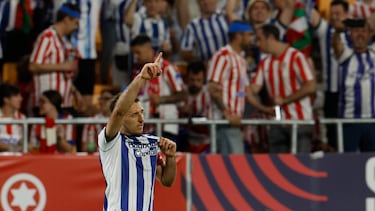 El delantero de la Real Sociedad, Mikel Oyarzabal, celebra el segundo gol del equipo guipuzcoano durante la final de la Copa del Rey ante el Atlético de Madrid en La Cartuja. EFE/Julio Muñoz.