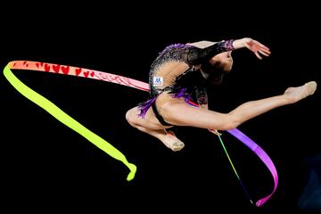 La gimnasta bielorrusa Anna Kamenshchikova compitiendo en la Final Individual Femenina de los Juegos Olímpicos Juveniles de Buenos Aires, Argentina. 