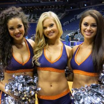 El calendario en bikini de las bellas cheerleaders de los Suns